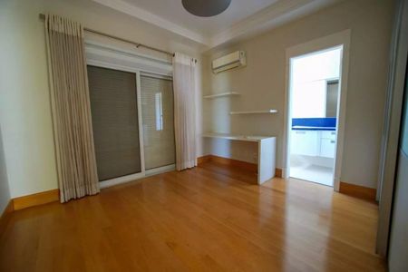 Casa para alugar com 381m², 4 quartos e 6 vagas Casa para alugar com 381m², 4 quartos e 6 vagasQuarto