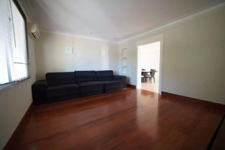Casa para alugar com 381m², 4 quartos e 6 vagas Casa para alugar com 381m², 4 quartos e 6 vagasQuarto