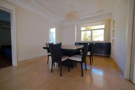 Casa para alugar com 381m², 4 quartos e 6 vagas Casa para alugar com 381m², 4 quartos e 6 vagasCozinha