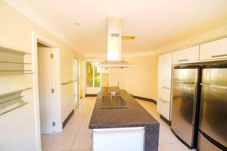 Casa para alugar com 381m², 4 quartos e 6 vagas Casa para alugar com 381m², 4 quartos e 6 vagasCozinha