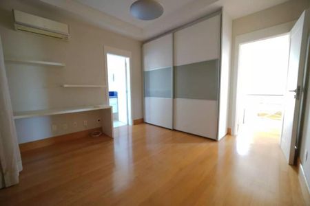 Casa para alugar com 381m², 4 quartos e 6 vagas Casa para alugar com 381m², 4 quartos e 6 vagasQuarto