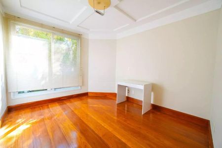 Casa para alugar com 381m², 4 quartos e 6 vagas Casa para alugar com 381m², 4 quartos e 6 vagasQuarto