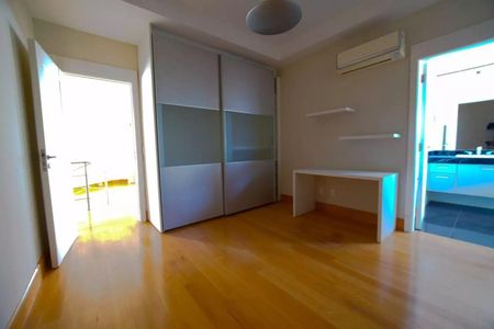 Casa para alugar com 381m², 4 quartos e 6 vagas Casa para alugar com 381m², 4 quartos e 6 vagasQuarto