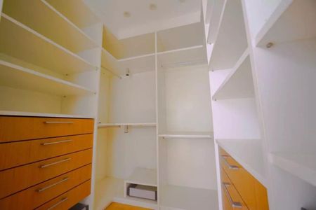 Casa para alugar com 381m², 4 quartos e 6 vagas Casa para alugar com 381m², 4 quartos e 6 vagasQuarto