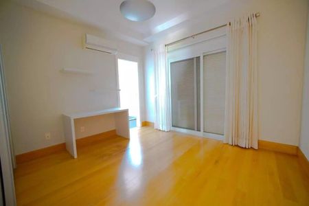 Casa para alugar com 381m², 4 quartos e 6 vagas Casa para alugar com 381m², 4 quartos e 6 vagasQuarto