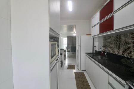 Cozinha de apartamento para alugar com 3 quartos, 105m² em Jardim Las Palmas, Guarujá