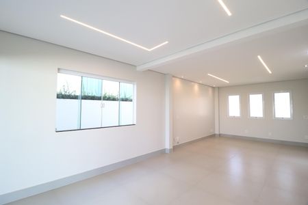 Sala de casa de condomínio para alugar com 4 quartos, 259m² em Gávea, Uberlândia