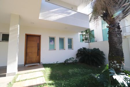 Plaquinha de casa de condomínio para alugar com 4 quartos, 259m² em Gávea, Uberlândia