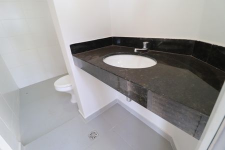 Casa de condomínio para alugar com 259m², 4 quartos e 4 vagasBanheiro da varanda