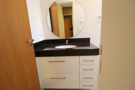 Casa de condomínio para alugar com 259m², 4 quartos e 4 vagasBanheiro da Suíte