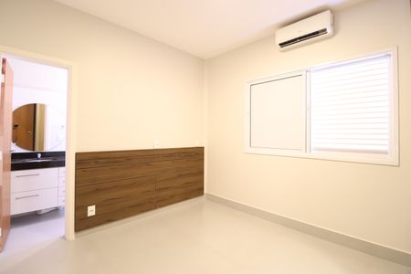 Suíte de casa de condomínio para alugar com 4 quartos, 259m² em Gávea, Uberlândia