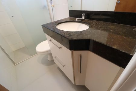 Casa de condomínio para alugar com 259m², 4 quartos e 4 vagasBanheiro Social