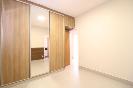 Casa de condomínio para alugar com 259m², 4 quartos e 4 vagasSuíte