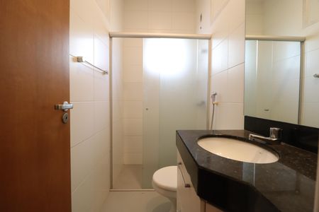 Casa de condomínio para alugar com 259m², 4 quartos e 4 vagasBanheiro Social