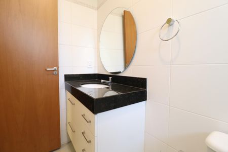 Banheiro do Quarto 2 de casa de condomínio para alugar com 4 quartos, 259m² em Gávea, Uberlândia