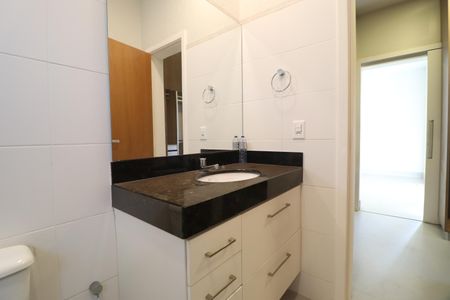 Casa de condomínio para alugar com 259m², 4 quartos e 4 vagasBanheiro da Suíte 2