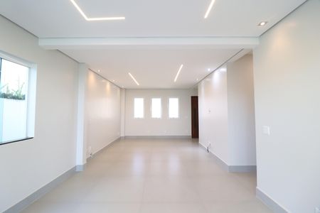 Sala de casa de condomínio para alugar com 4 quartos, 259m² em Gávea, Uberlândia