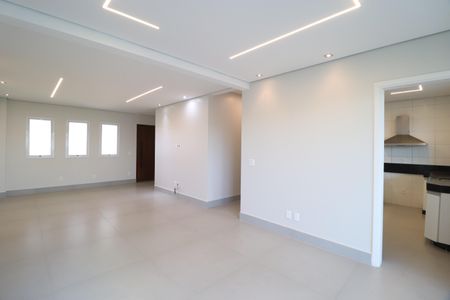 Sala de casa de condomínio para alugar com 4 quartos, 259m² em Gávea, Uberlândia