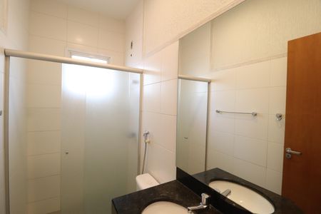 Casa de condomínio para alugar com 259m², 4 quartos e 4 vagasBanheiro Social
