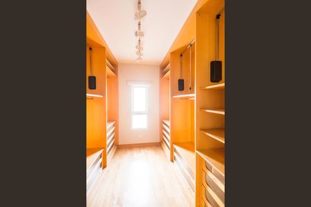 Casa de condomínio para alugar com 2000m², 3 quartos e 10 vagas Casa de condomínio para alugar com 2000m², 3 quartos e 10 vagasCloset da suíte