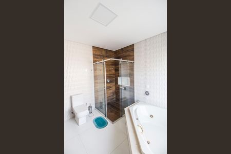 Banheiro da Suíte de casa de condomínio para alugar com 3 quartos, 2000m² em Residencial Tambore, Barueri