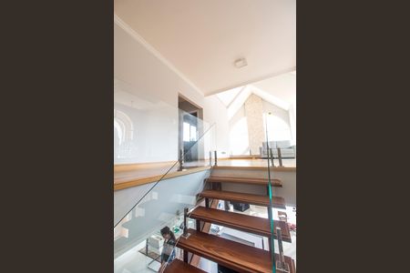 Casa de condomínio para alugar com 2000m², 3 quartos e 10 vagas Casa de condomínio para alugar com 2000m², 3 quartos e 10 vagasEscada