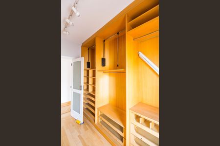 Closet da suíte de casa de condomínio para alugar com 3 quartos, 2000m² em Residencial Tambore, Barueri