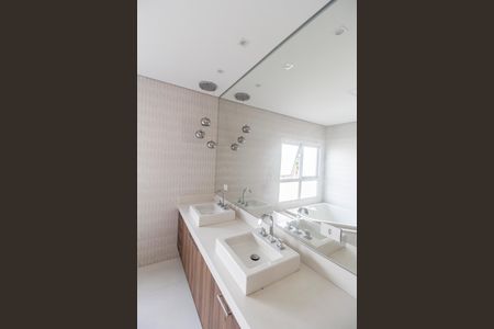 Casa de condomínio para alugar com 2000m², 3 quartos e 10 vagas Casa de condomínio para alugar com 2000m², 3 quartos e 10 vagasBanheiro da Suíte