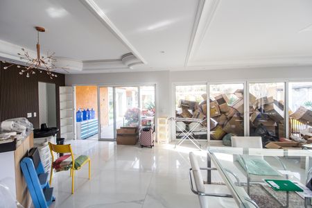 Casa de condomínio para alugar com 2000m², 3 quartos e 10 vagas Casa de condomínio para alugar com 2000m², 3 quartos e 10 vagasSala