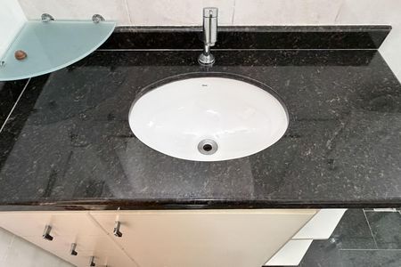 Banheiro de casa de condomínio para alugar com 3 quartos, 300m² em Embaré, Santos