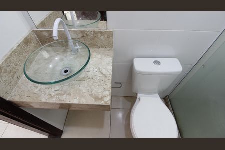 Banheiro de kitnet/studio para alugar com 1 quarto, 26m² em Parque Burle, Cabo Frio