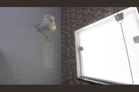 Banheiro de kitnet/studio para alugar com 1 quarto, 26m² em Parque Burle, Cabo Frio