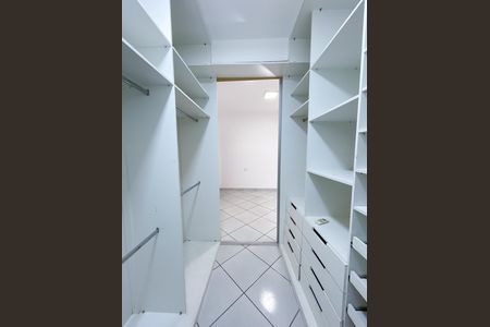 Casa para alugar com 150m², 3 quartos e 2 vagas Casa para alugar com 150m², 3 quartos e 2 vagasCloset da suíte