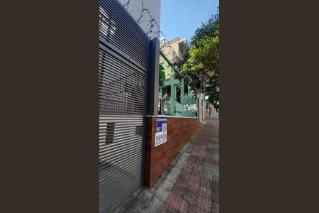 Placa instalada de apartamento à venda com 2 quartos, 67m² em Serra, Belo Horizonte