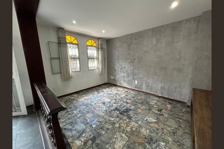 Casa para alugar com 4 quartos, 240m² em Vila Valqueire, Rio de Janeiro