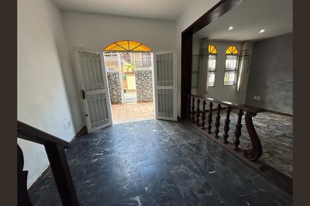 Casa para alugar com 4 quartos, 240m² em Vila Valqueire, Rio de Janeiro