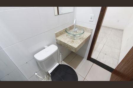 Banheiro de kitnet/studio para alugar com 1 quarto, 26m² em Parque Burle, Cabo Frio