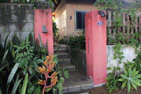 Casa de condomínio para alugar com 180m², 2 quartos e 2 vagas Casa de condomínio para alugar com 180m², 2 quartos e 2 vagasFachada