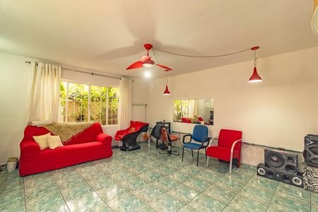 Área externa de casa à venda com 2 quartos, 150m² em Jardim Itacolomi, São Paulo