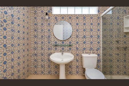 Banheiro de casa de condomínio à venda com 2 quartos, 80m² em Santa Rosa, Niterói