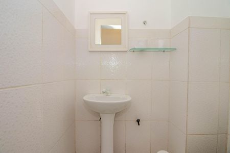 Banheiro de kitnet/studio para alugar com 1 quarto, 22m² em Protásio Alves, Porto Alegre