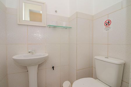 Banheiro de kitnet/studio para alugar com 1 quarto, 22m² em Protásio Alves, Porto Alegre