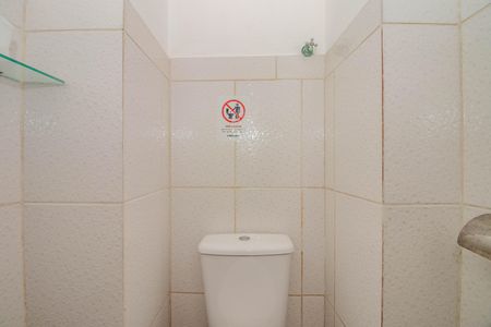 Banheiro de kitnet/studio para alugar com 1 quarto, 22m² em Protásio Alves, Porto Alegre