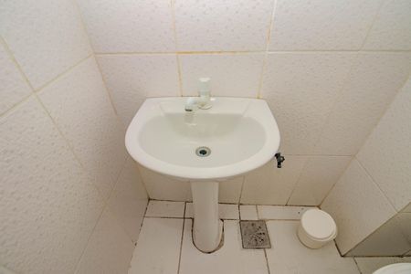 Banheiro de kitnet/studio para alugar com 1 quarto, 22m² em Protásio Alves, Porto Alegre