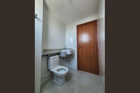 Banheiro 2 de apartamento para alugar com 2 quartos, 46m² em Alvorada, Contagem