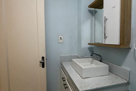 Banheiro de apartamento para alugar com 2 quartos, 50m² em Gonzaga, Santos