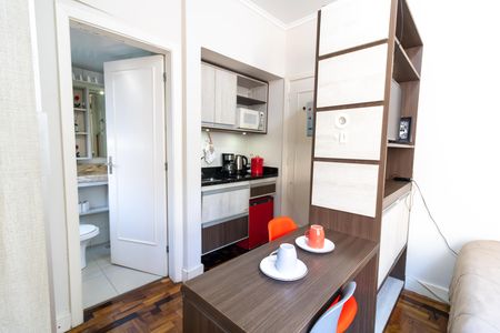 Cozinha de kitnet/studio para alugar com 1 quarto, 18m² em Centro Histórico, Porto Alegre