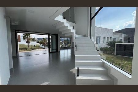 Casa à venda com 4 quartos, 350m² em Cidade Tamboré, Santana de Parnaíba