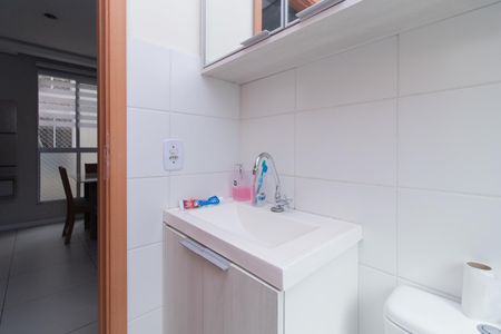 Banheiro de apartamento à venda com 2 quartos, 40m² em Vila Nova, Porto Alegre
