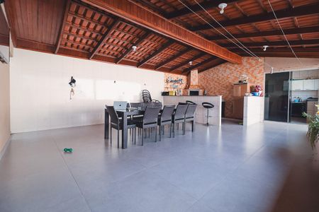 Casa à venda com 360m², 3 quartos e 3 vagas Casa à venda com 360m², 3 quartos e 3 vagasÁrea externa